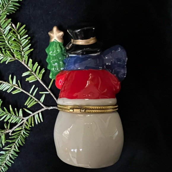Greenbrier Porcelain Hinged Trinket Box, Snowman with Tree & Lantern. - Picture 6 of 12